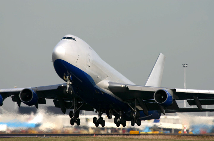 747 plane taking off
